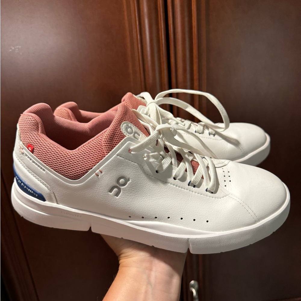 On Running Roger’s Women’s White and Pink Sneakers size 10.5 (42.5) NEW!